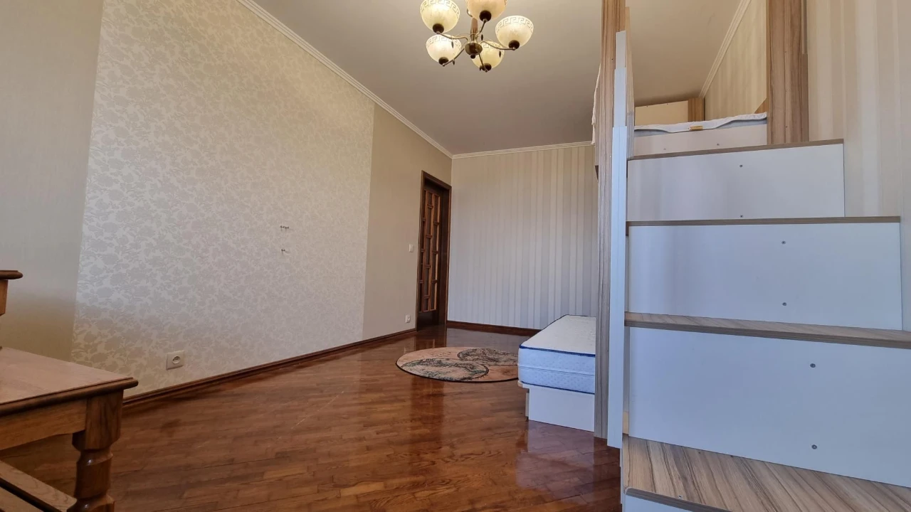 Amosova 38, 1 room.