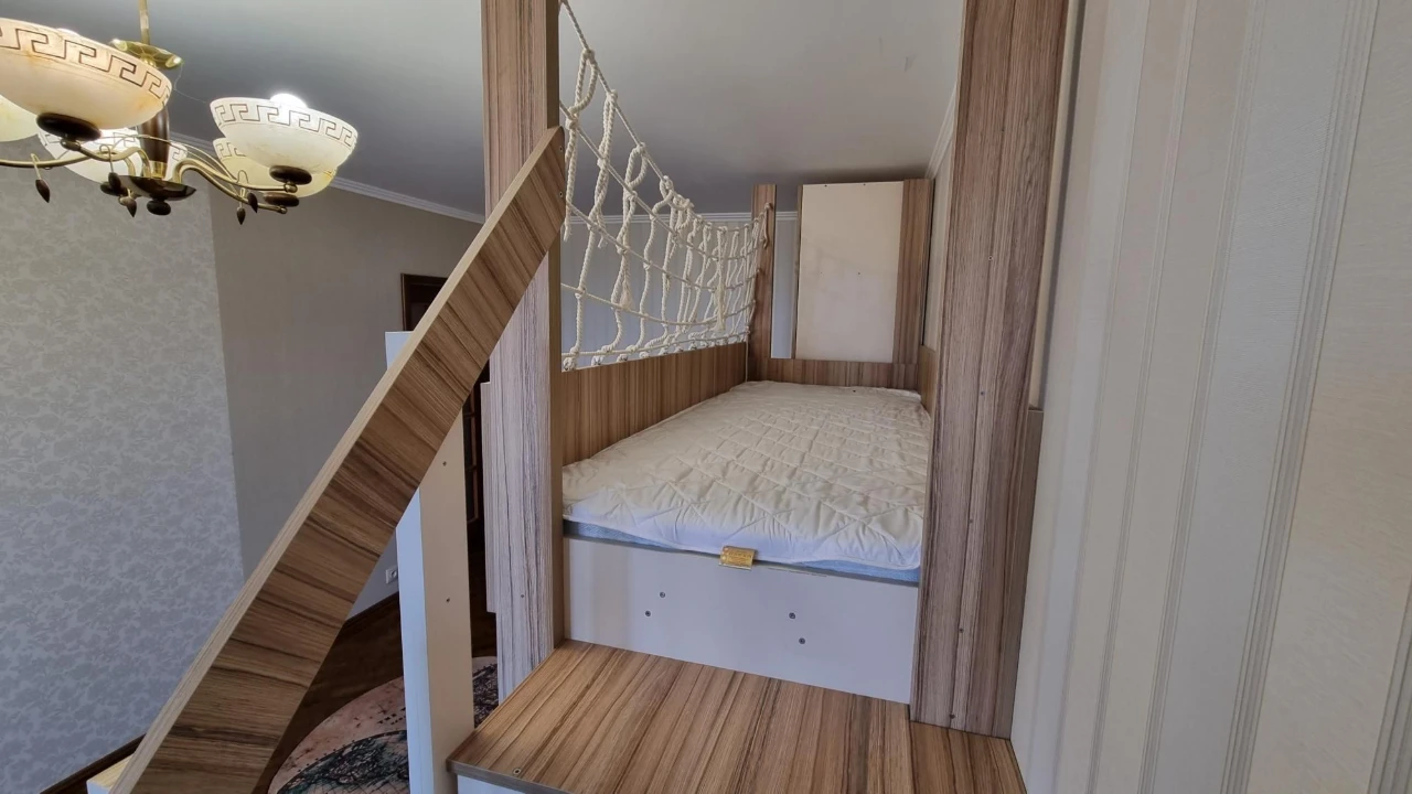 Amosova 38, 1 room.