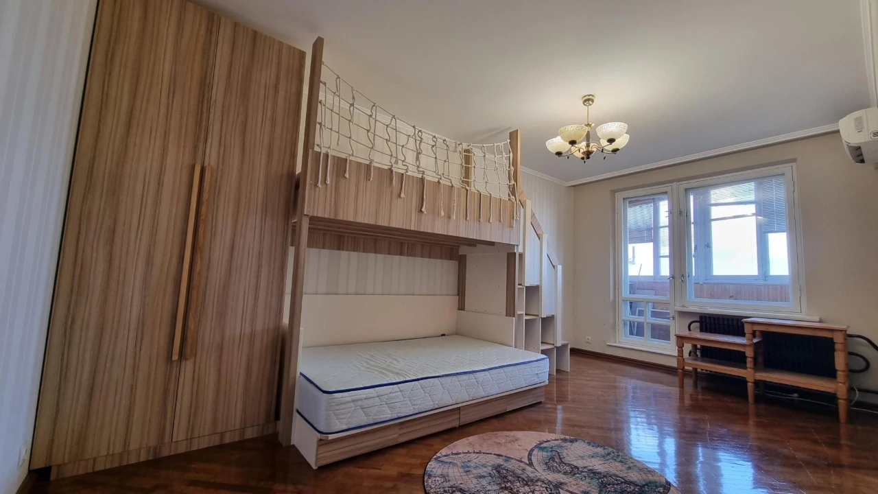 Amosova 38, 1 room.