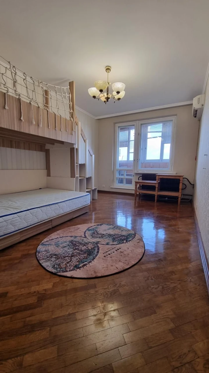 Amosova 38, 1 room.