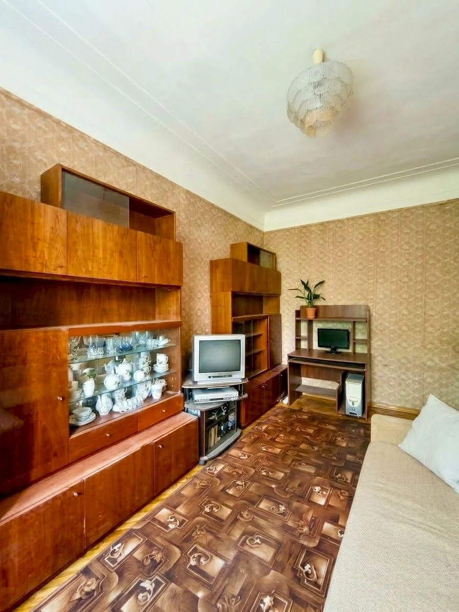 For sale 3 rooms. Stalinka KhTZ/ Mira st., 20