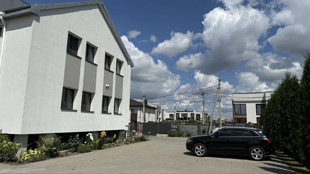 Продам 3 кімнатну Квартиру з власним Гаражем. Новобудова.