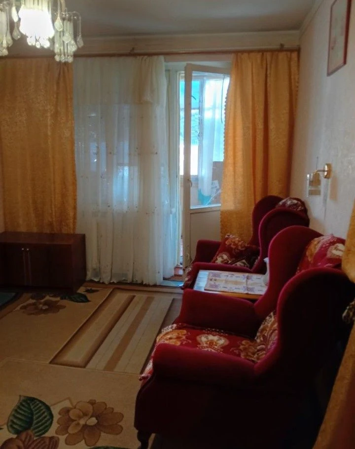 Продається 3-кімнатна квартира в центрі міста.