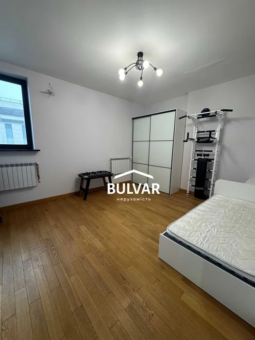 Autonomous! Stalin-era building with elevator - 208 m², Freedom Square / m.