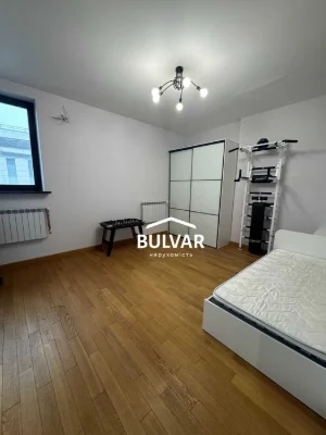 Autonomous! Stalin-era building with elevator - 208 m², Freedom Square / m.