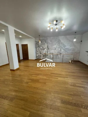 Autonomous! Stalin-era building with elevator - 208 m², Freedom Square / m.