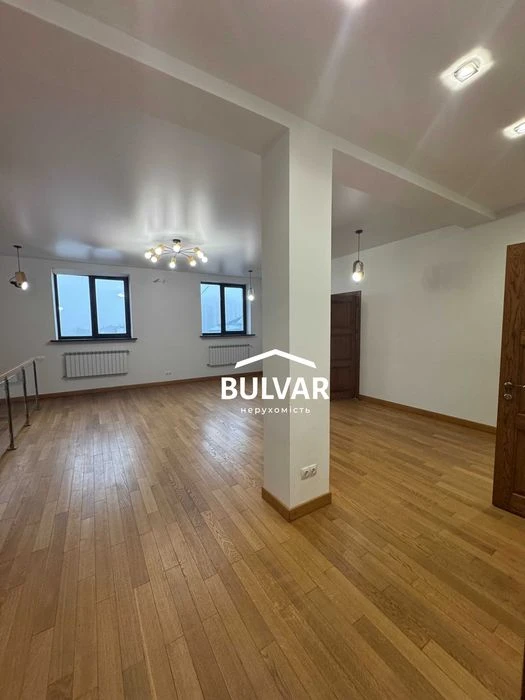 Autonomous! Stalin-era building with elevator - 208 m², Freedom Square / m.