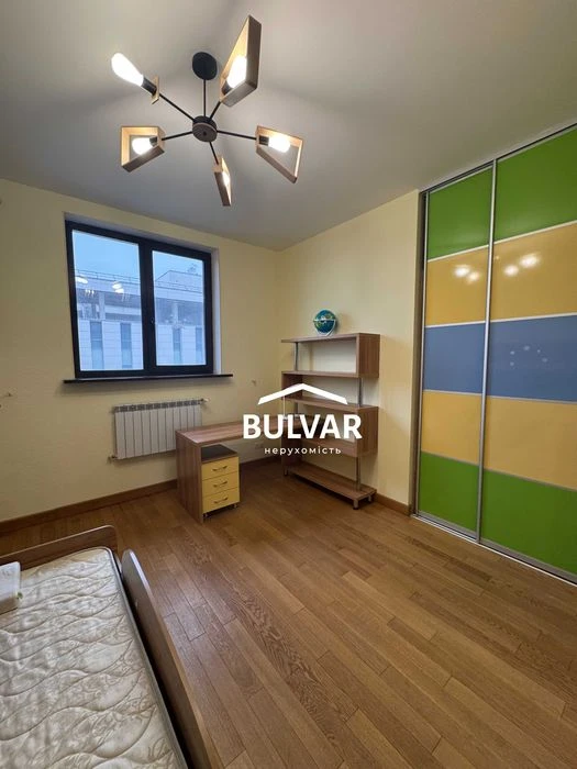 Autonomous! Stalin-era building with elevator - 208 m², Freedom Square / m.