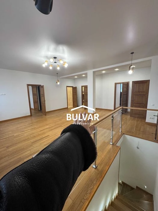 Autonomous! Stalin-era building with elevator - 208 m², Freedom Square / m.