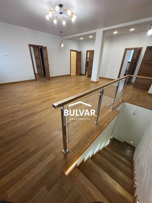 Autonomous! Stalin-era building with elevator - 208 m², Freedom Square / m.