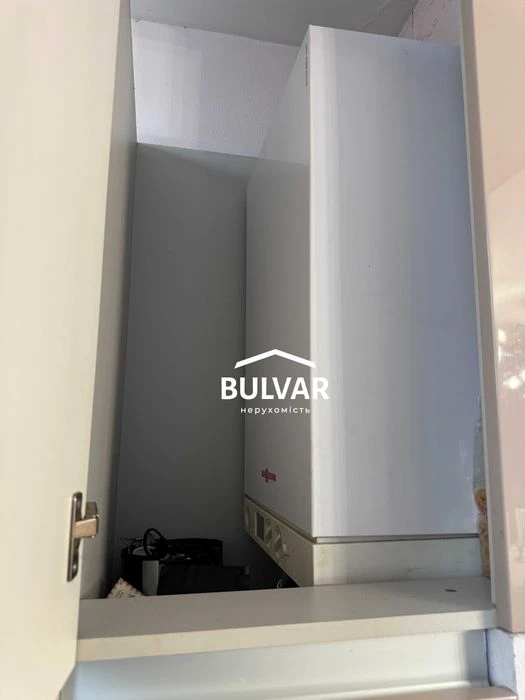 Autonomous! Stalin-era building with elevator - 208 m², Freedom Square / m.