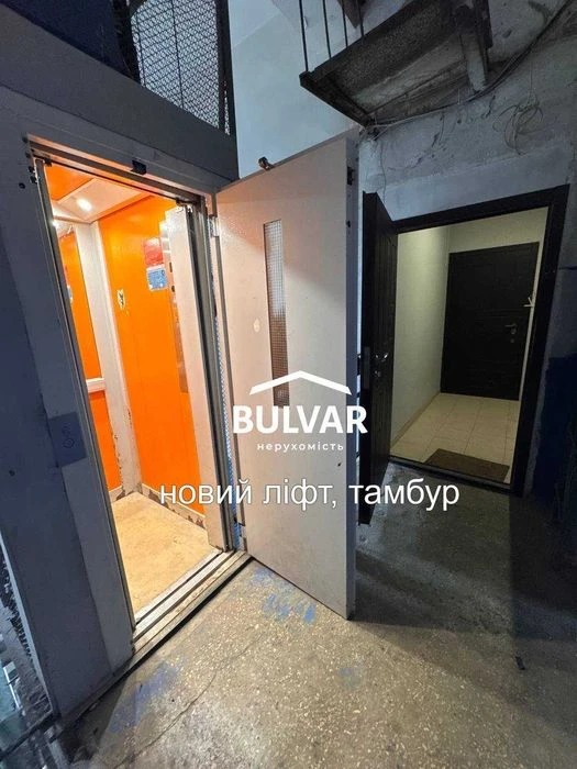 Autonomous! Stalin-era building with elevator - 208 m², Freedom Square / m.