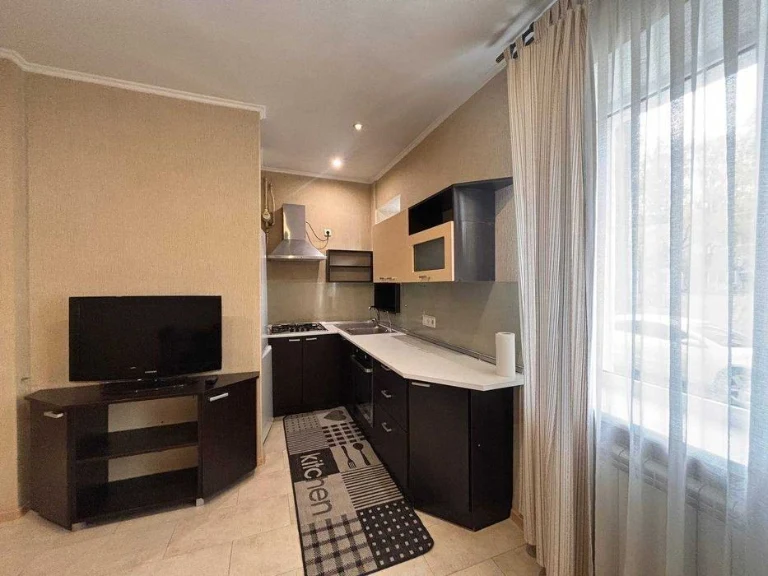 Продаж квартири в центрі, метро Кпі, сталінка, перший поверх