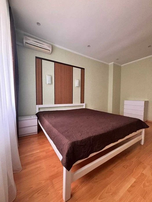 Продаж квартири в центрі, метро Кпі, сталінка, перший поверх