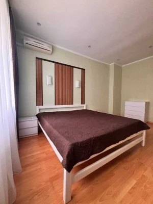 Продаж квартири в центрі, метро Кпі, сталінка, перший поверх