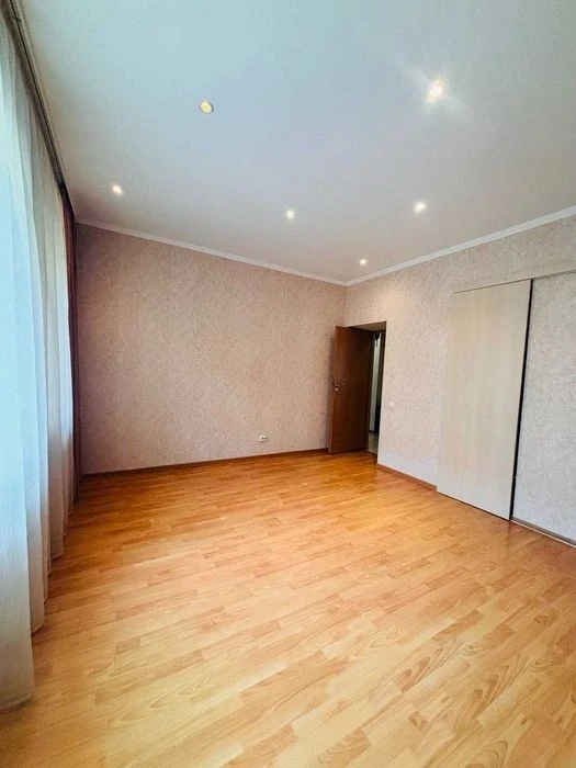 Продаж квартири в центрі, метро Кпі, сталінка, перший поверх