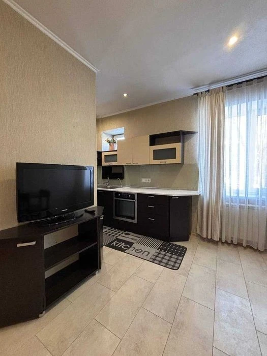 Продаж квартири в центрі, метро Кпі, сталінка, перший поверх