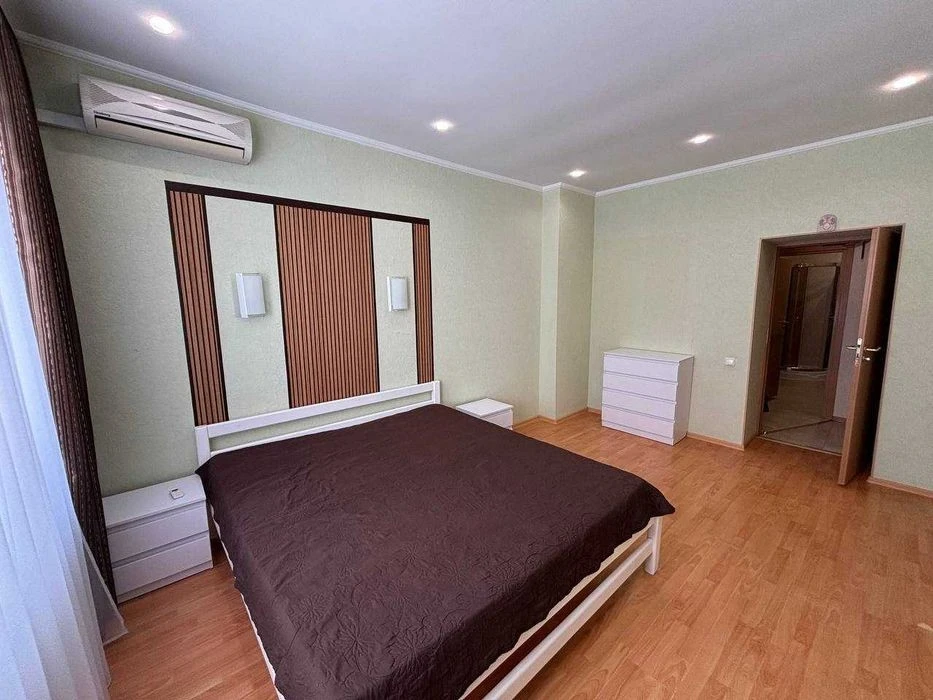 Продаж квартири в центрі, метро Кпі, сталінка, перший поверх