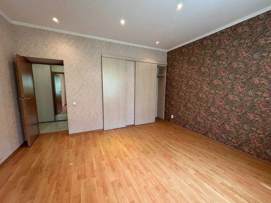 Продаж квартири в центрі, метро Кпі, сталінка, перший поверх