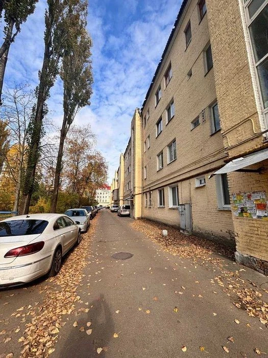 Продаж квартири в центрі, метро Кпі, сталінка, перший поверх