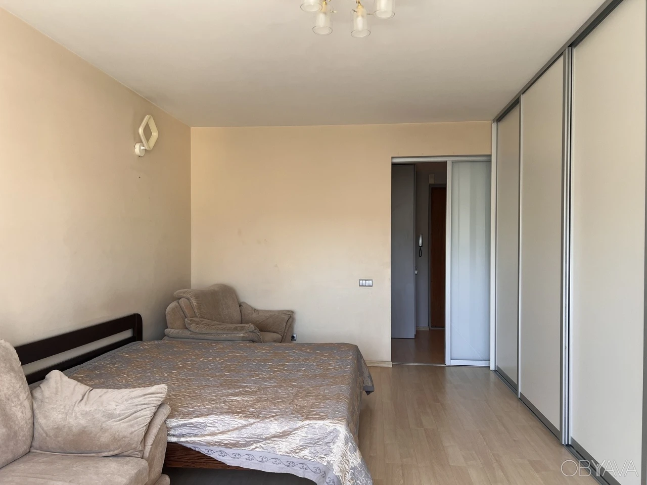 Продаётся 1-комнатная квартира, евроремонт, улица Семьи Праховых