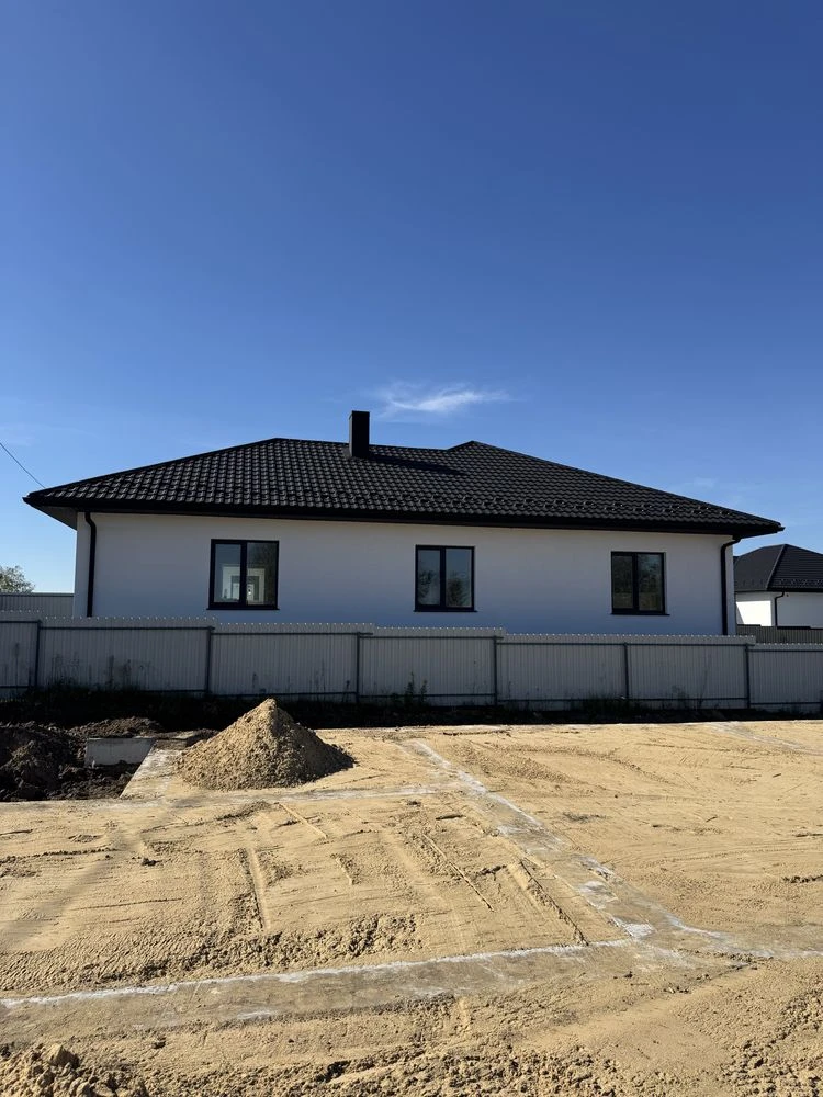 Продається добротний будинок з чорновими роботами