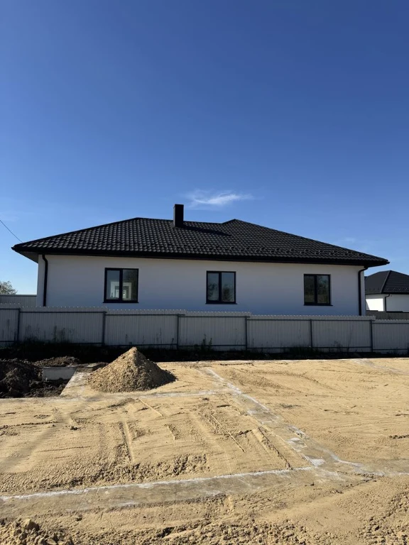 Продається добротний будинок з чорновими роботами