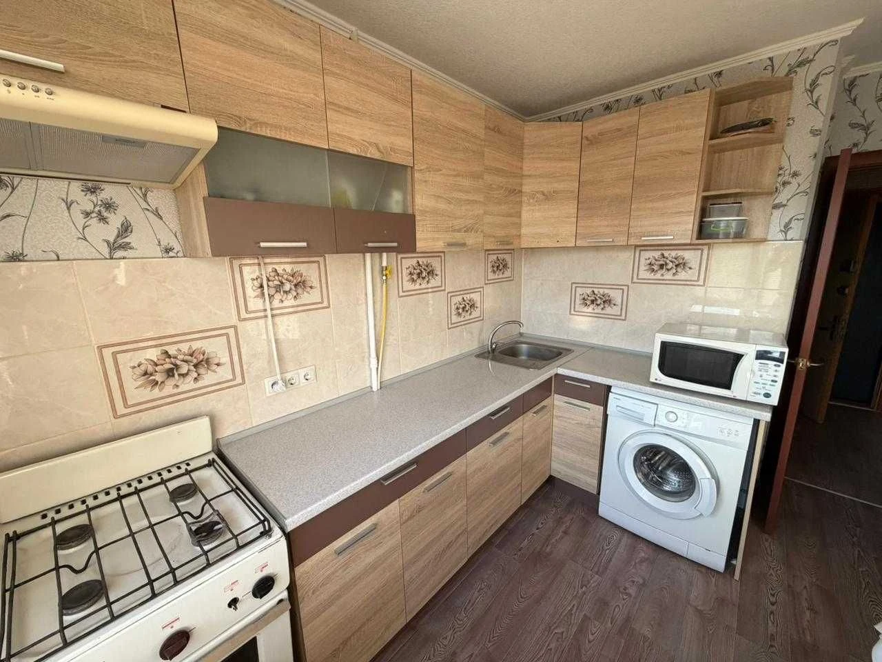 Продаж 2 кім.квартира ремонт,меблі,техніка,4 хв.до метро Пол