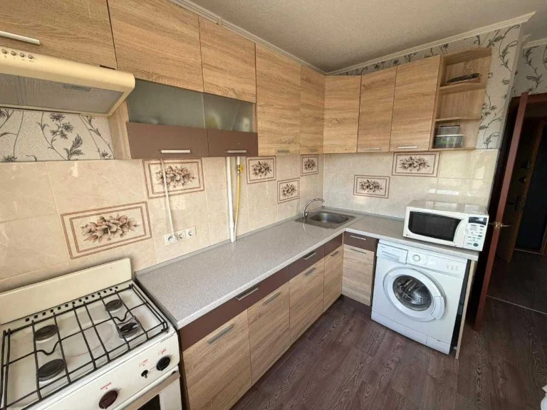 Продаж 2 кім.квартира ремонт,меблі,техніка,4 хв.до метро Пол