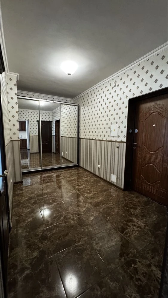 Продаж 1 кім Драгоманова 2А
