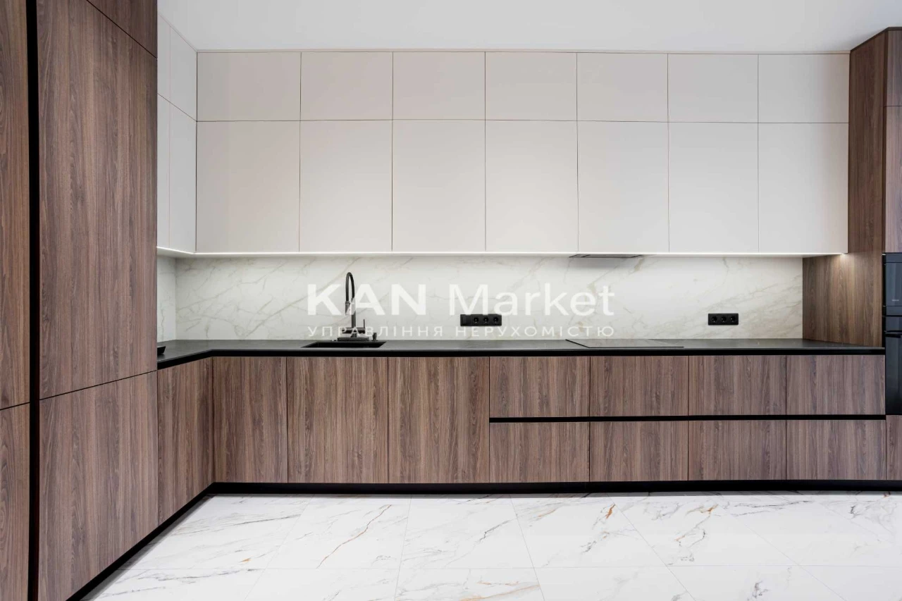 Продаж 3к квартири 125,9 м² з ремонтом у Файна Таун