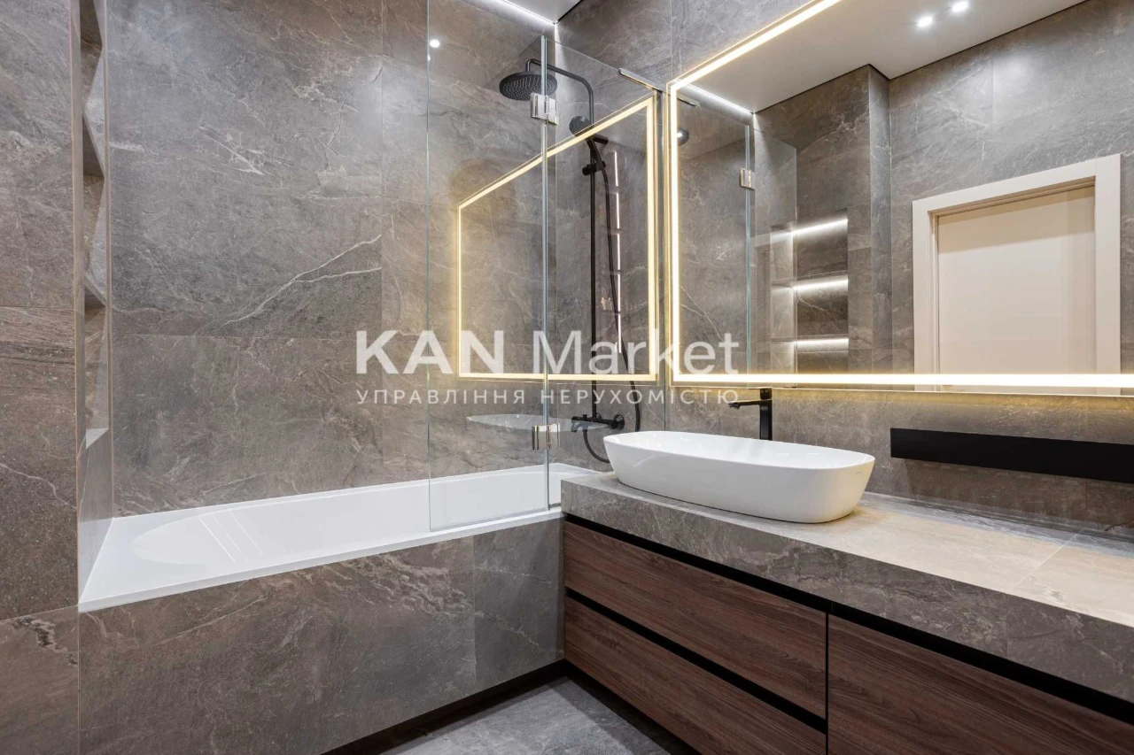 Продаж 3к квартири 125,9 м² з ремонтом у Файна Таун