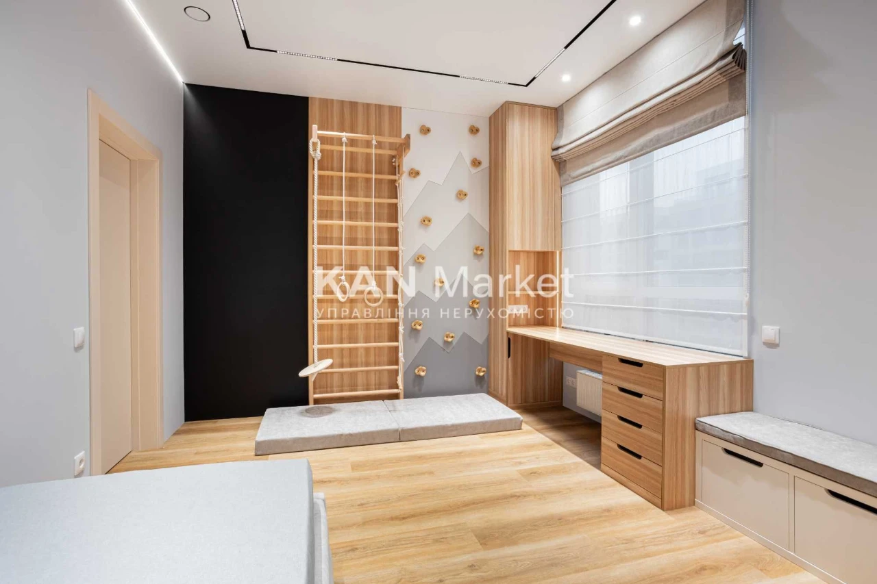 Продаж 3к квартири 125,9 м² з ремонтом у Файна Таун