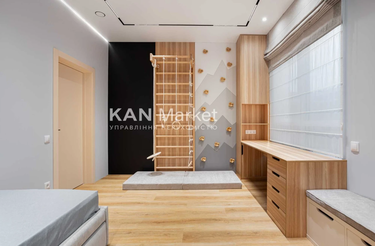 Продаж 3к квартири 125,9 м² з ремонтом у Файна Таун