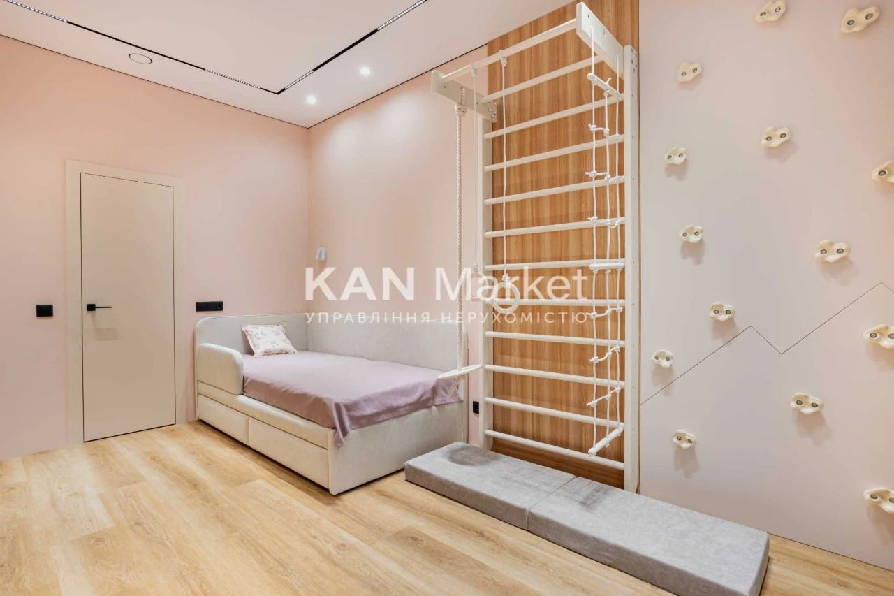 Продаж 3к квартири 125,9 м² з ремонтом у Файна Таун