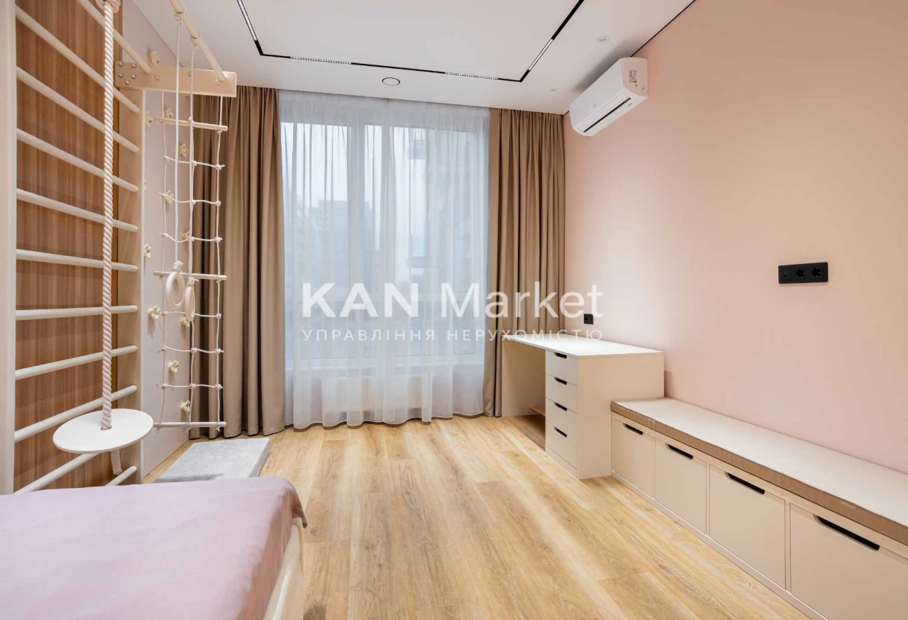 Продаж 3к квартири 125,9 м² з ремонтом у Файна Таун