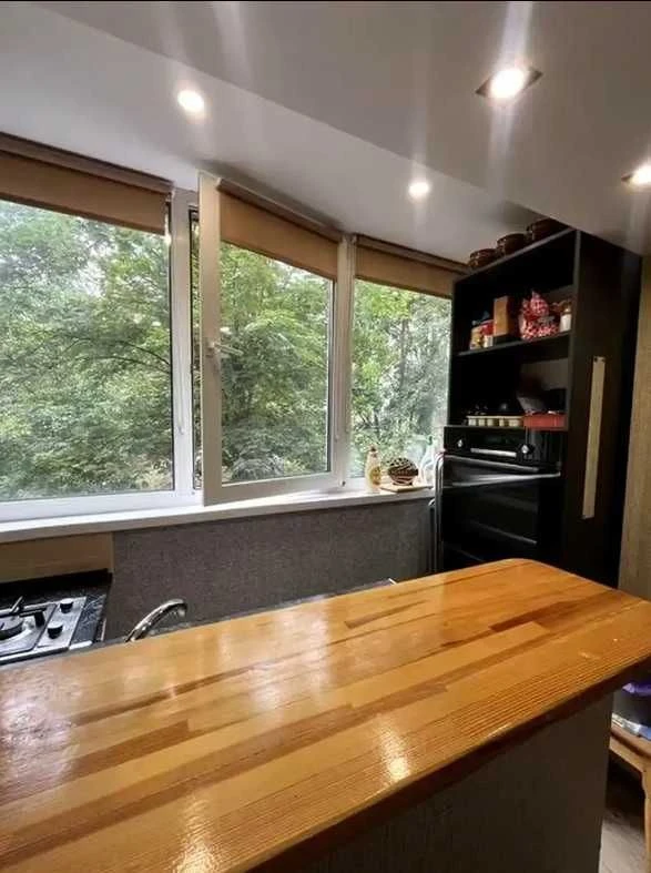 Sale of a large 46.6 m2 1-room apartment on Maksima Kryvon St.