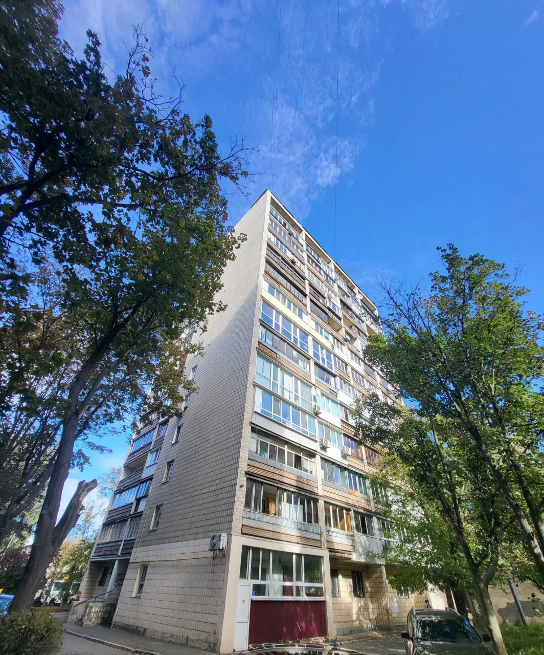 Sale of a large 46.6 m2 1-room apartment on Maksima Kryvon St.