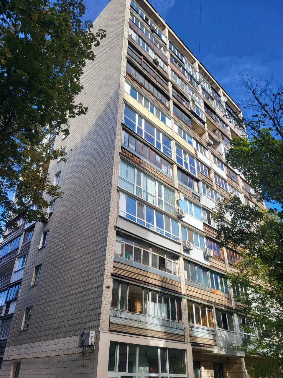 Sale of a large 46.6 m2 1-room apartment on Maksima Kryvon St.