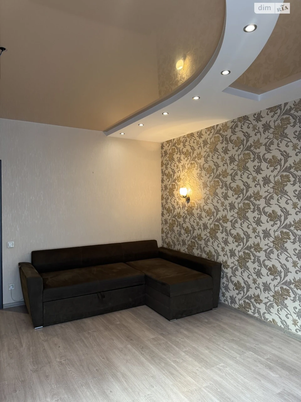Long-Term Rental Apartment, Poczynki