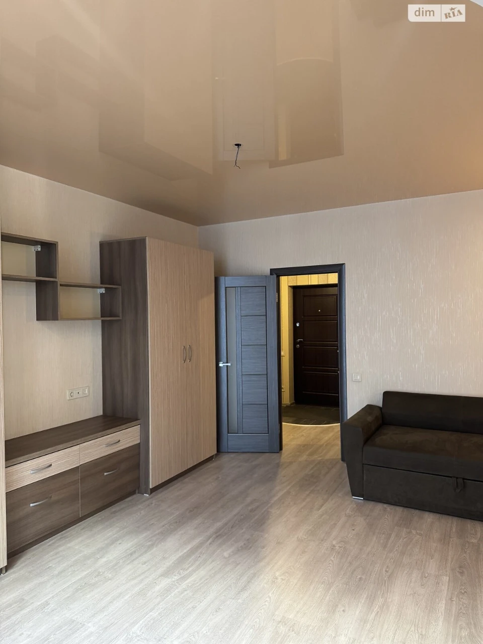 Long-Term Rental Apartment, Poczynki