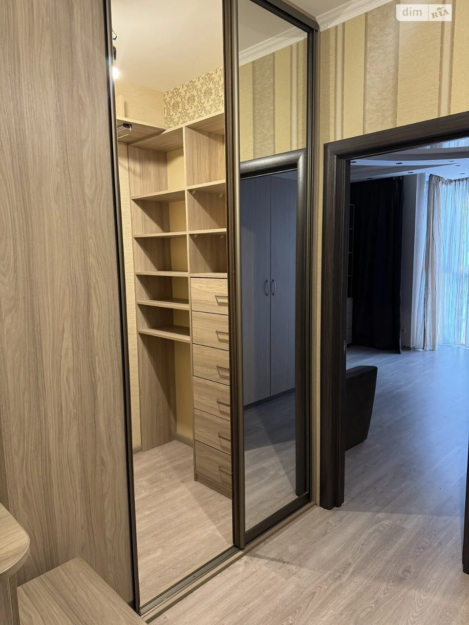 Long-Term Rental Apartment, Poczynki