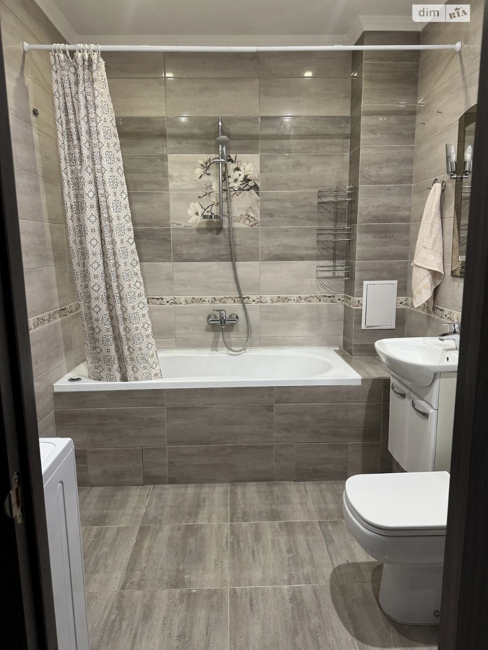 Long-Term Rental Apartment, Poczynki