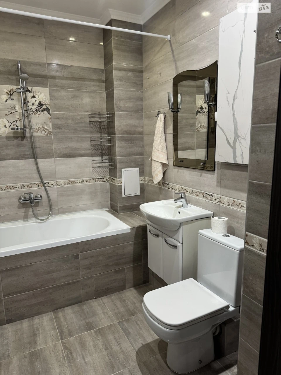 Long-Term Rental Apartment, Poczynki
