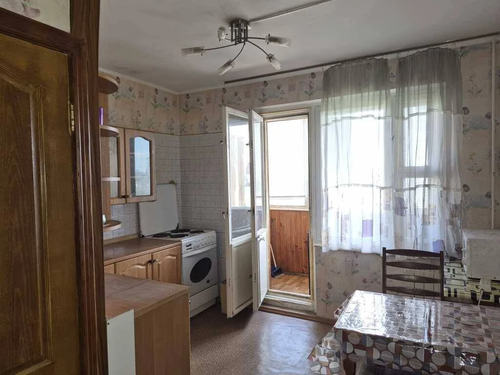 Здам на довгий термін 3-кімнатну квартиру Київ, Деснянський район, вул. Рональда Рейгана, 9Г, 14-й поверх, 16-поверховий цегляний будинок.