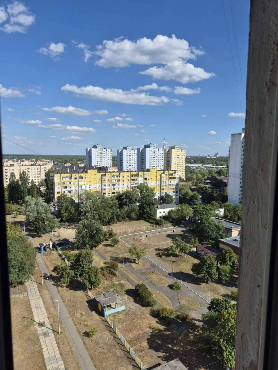 Здам на довгий термін 3-кімнатну квартиру Київ, Деснянський район, вул. Рональда Рейгана, 9Г, 14-й поверх, 16-поверховий цегляний будинок.
