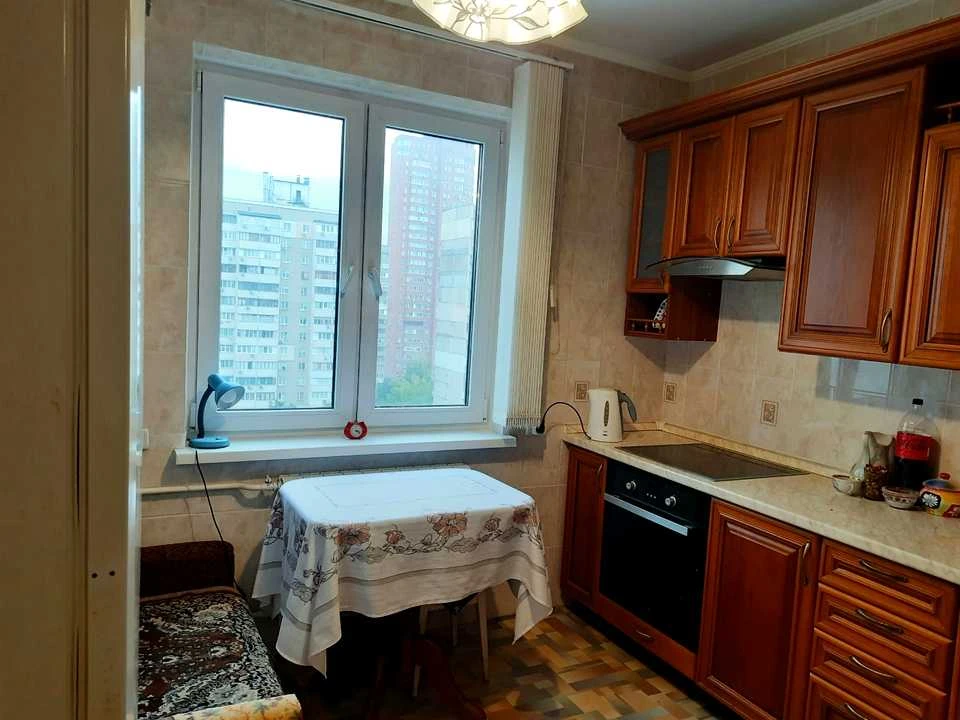 Квартира. Київ, Анни Ахматової вул.