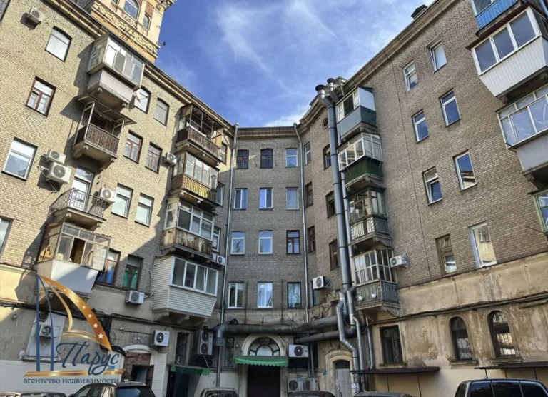 Продам 1 ком. полнометражную квартиру (Сталинка)в центре, пр