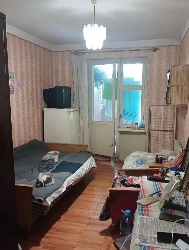 For sale 3-room apartment.  Kirov district. Let's consider the whole proposal
