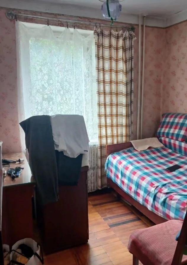 For sale 3-room apartment.  Kirov district. Let's consider the whole proposal
